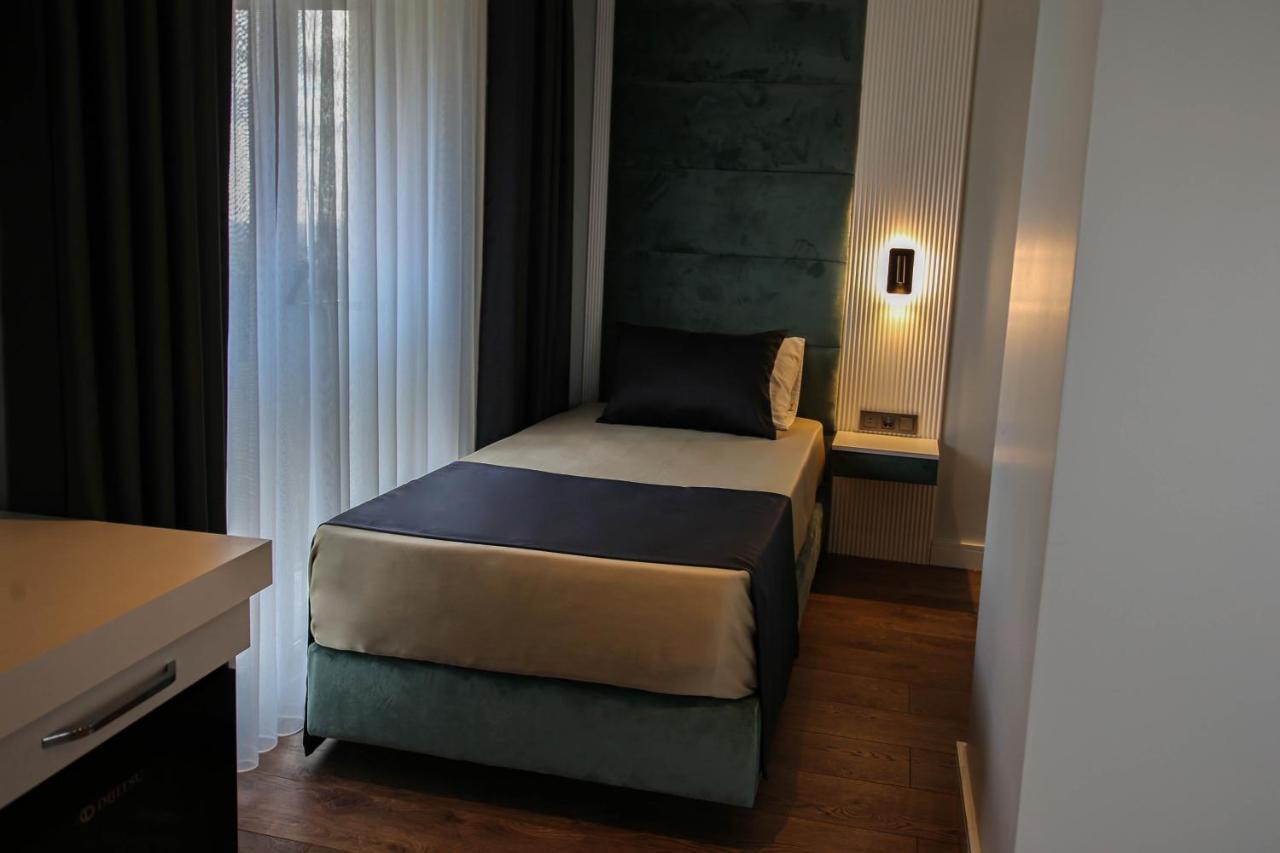 Axu Airport Hotel Arnavutkoy Esterno foto A single room at the hotel