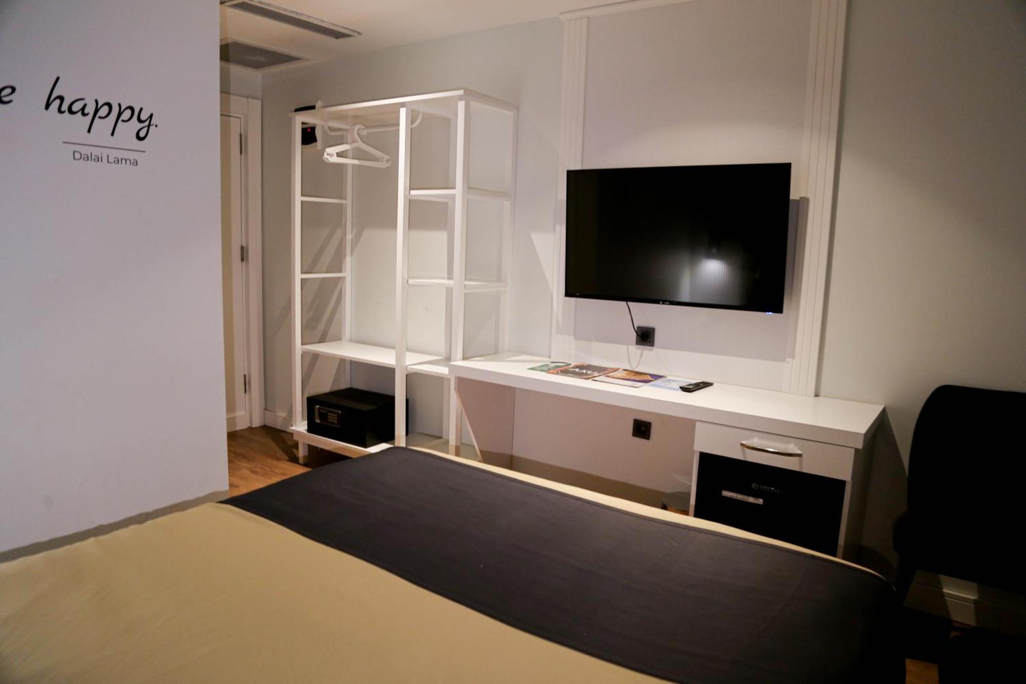 Axu Airport Hotel Arnavutkoy Esterno foto A room at the hotel