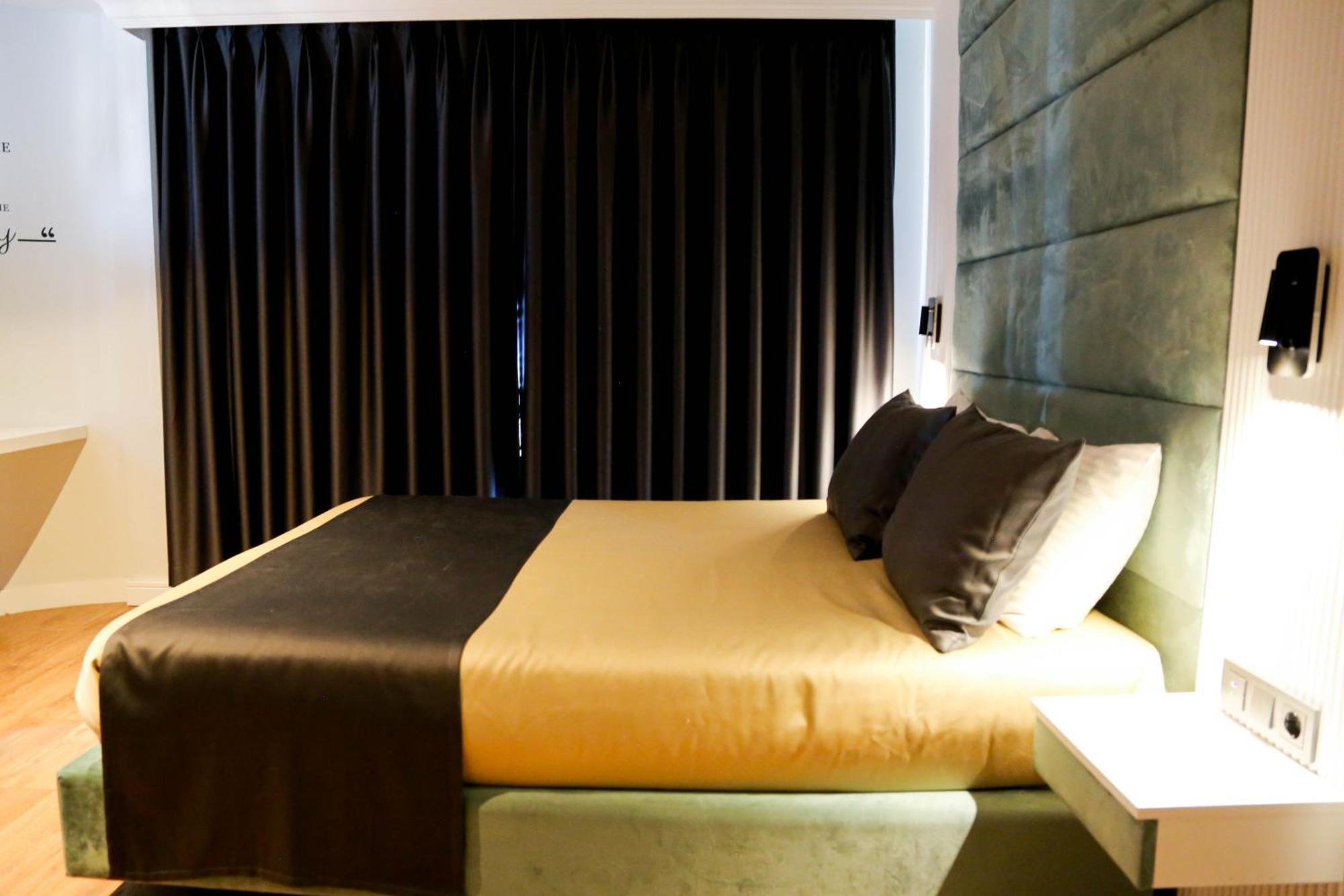 Axu Airport Hotel Arnavutkoy Esterno foto A bedroom at the hotel