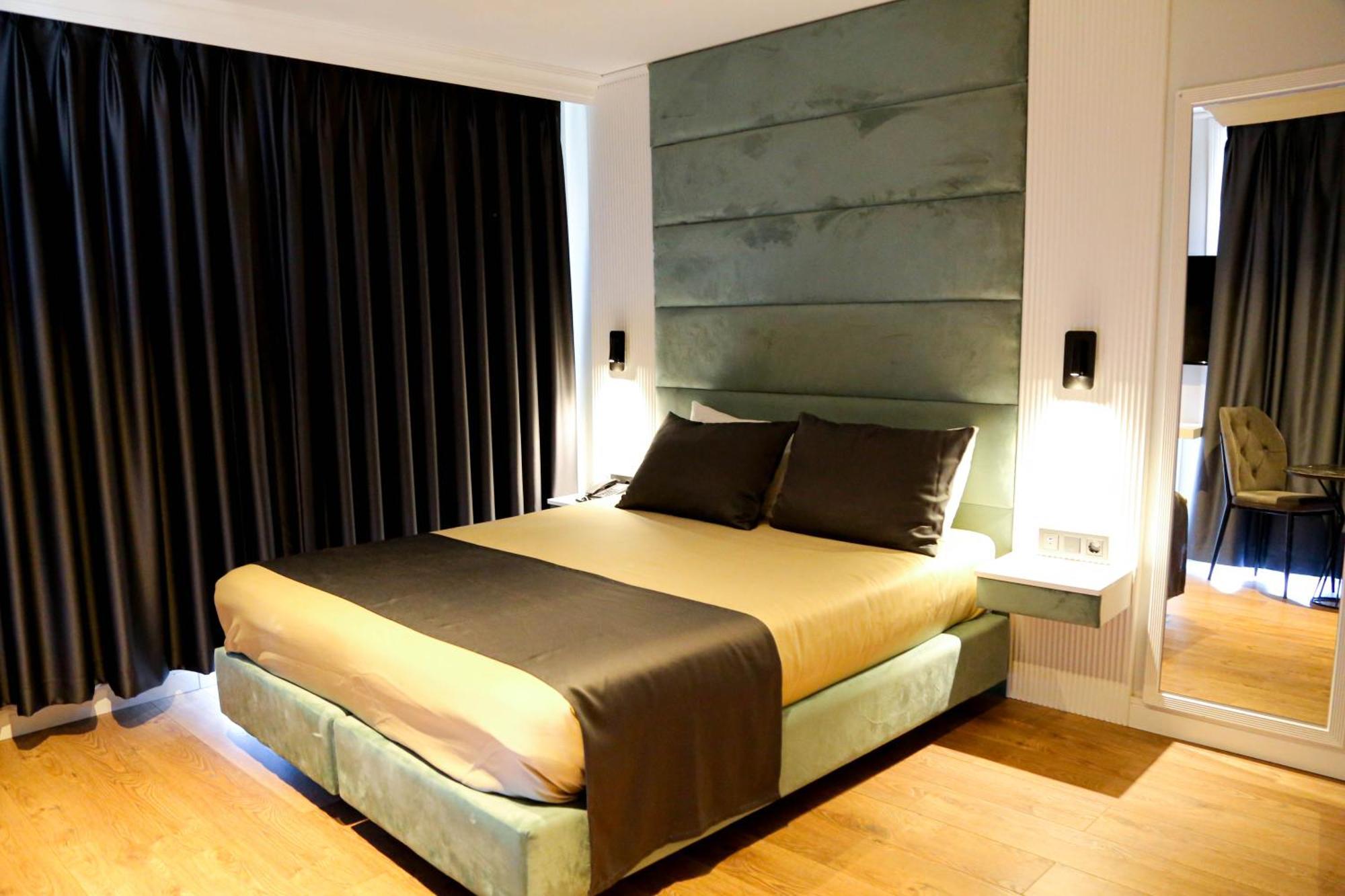 Axu Airport Hotel Arnavutkoy Esterno foto A bedroom at the hotel