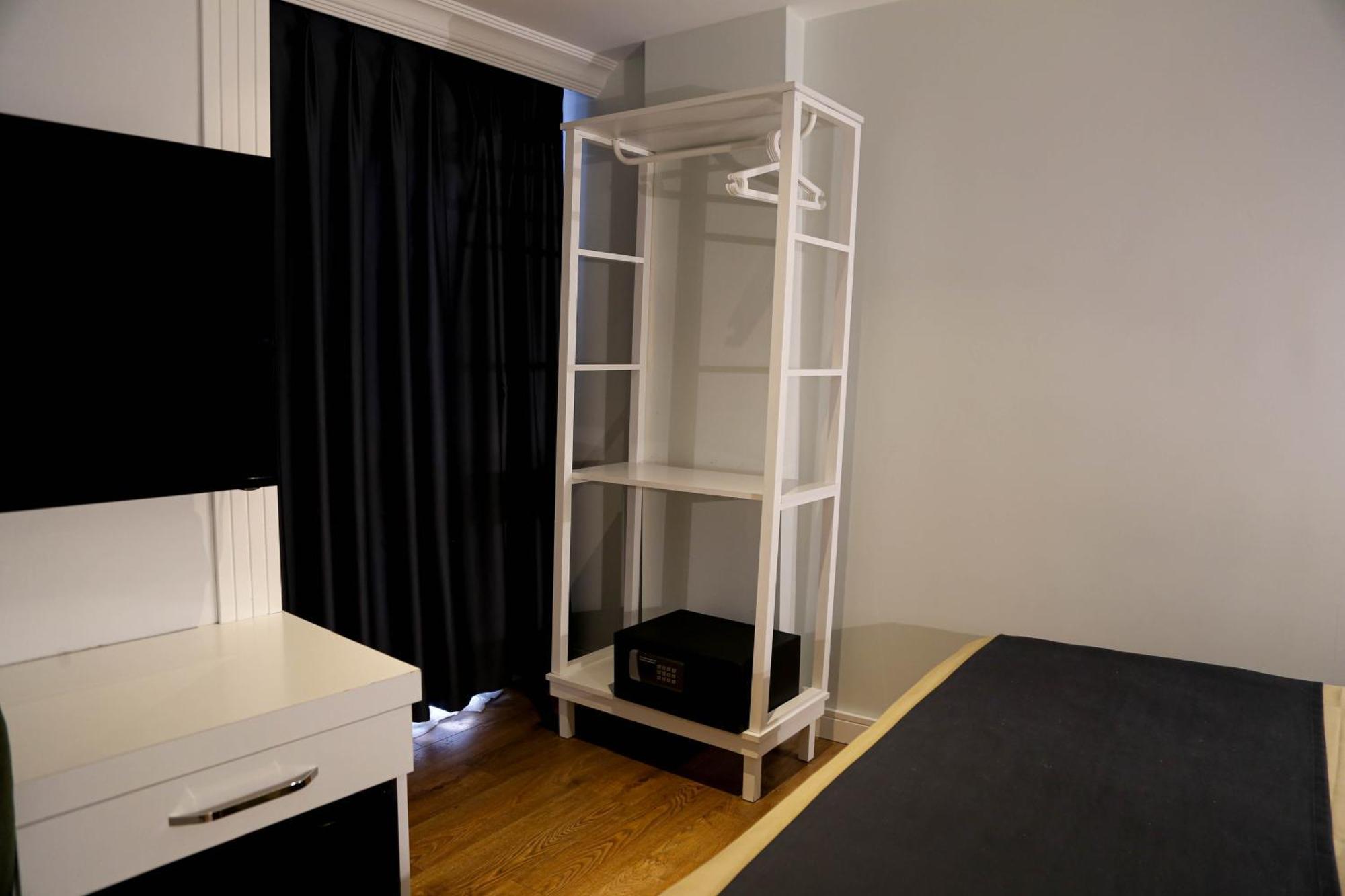 Axu Airport Hotel Arnavutkoy Esterno foto A coat rack