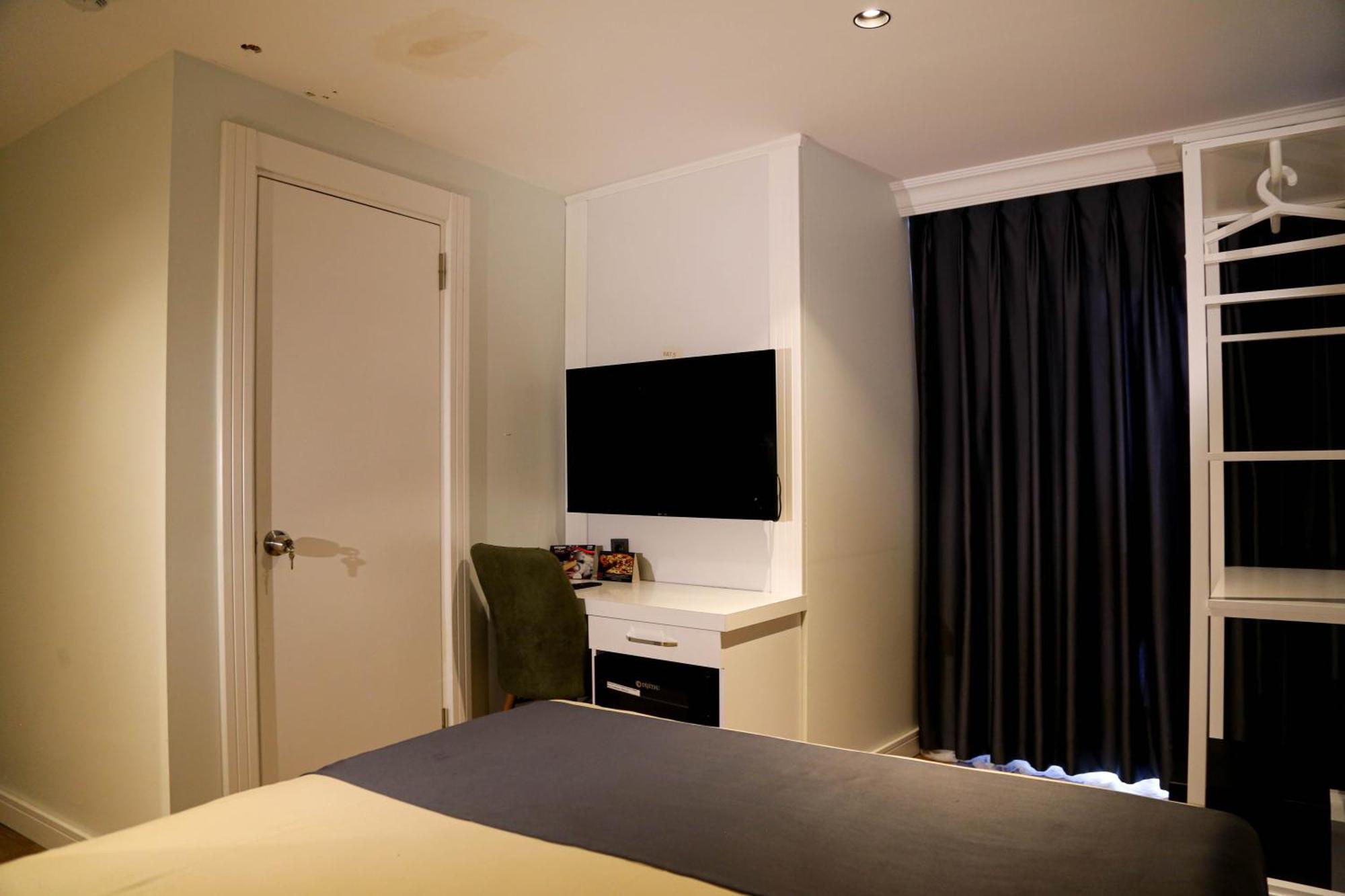 Axu Airport Hotel Arnavutkoy Esterno foto A room at the hotel