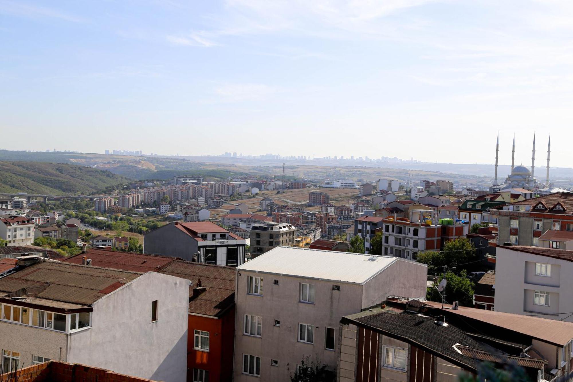 Axu Airport Hotel Arnavutkoy Esterno foto A view of the district