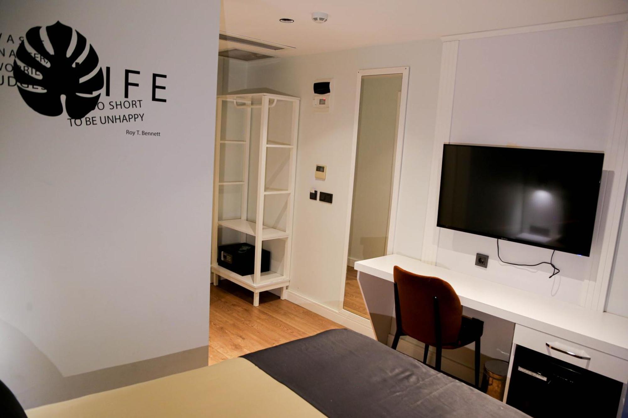 Axu Airport Hotel Arnavutkoy Esterno foto A room at the hotel