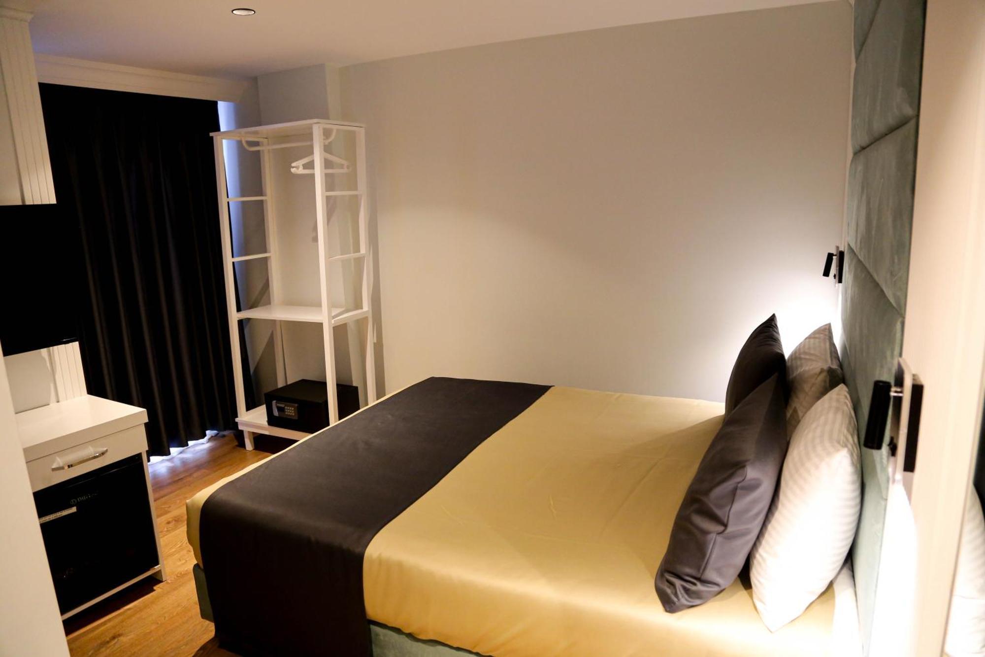 Axu Airport Hotel Arnavutkoy Esterno foto A room at the hotel