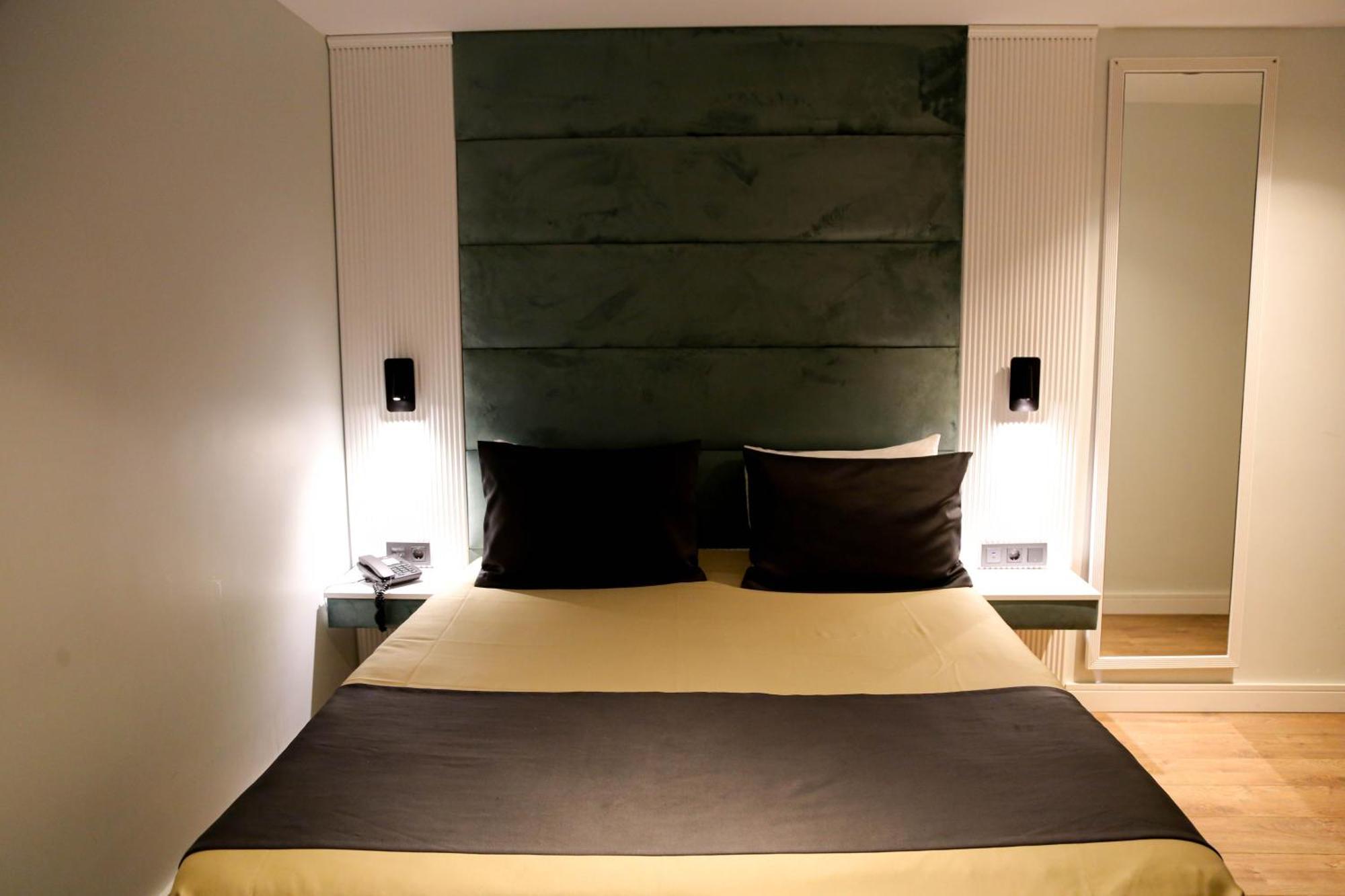 Axu Airport Hotel Arnavutkoy Esterno foto A bedroom at the hotel
